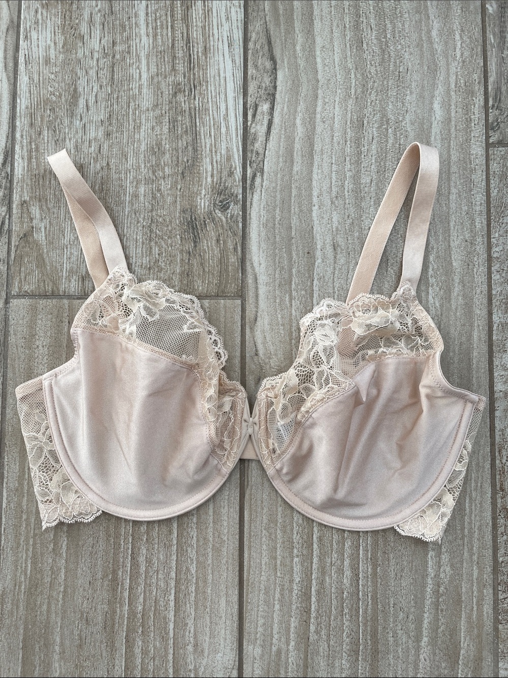 Wacoal beige lace Seasonal Fashion bra, size 38DD, EUC